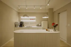 화이트 플루티드 카페바 카운터 인테리어